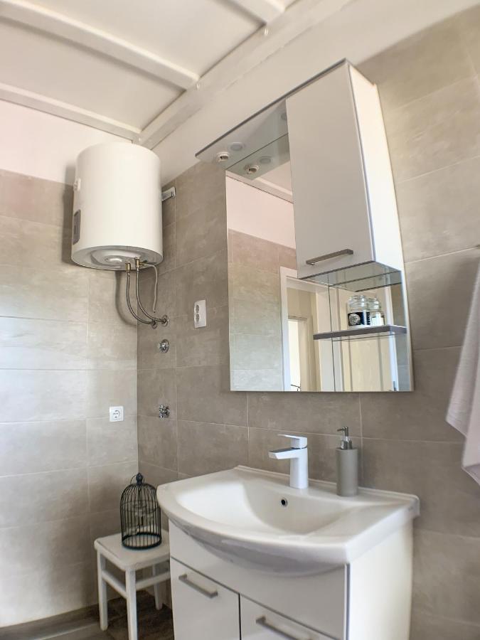 Apartmani Carnizza Ražanac エクステリア 写真